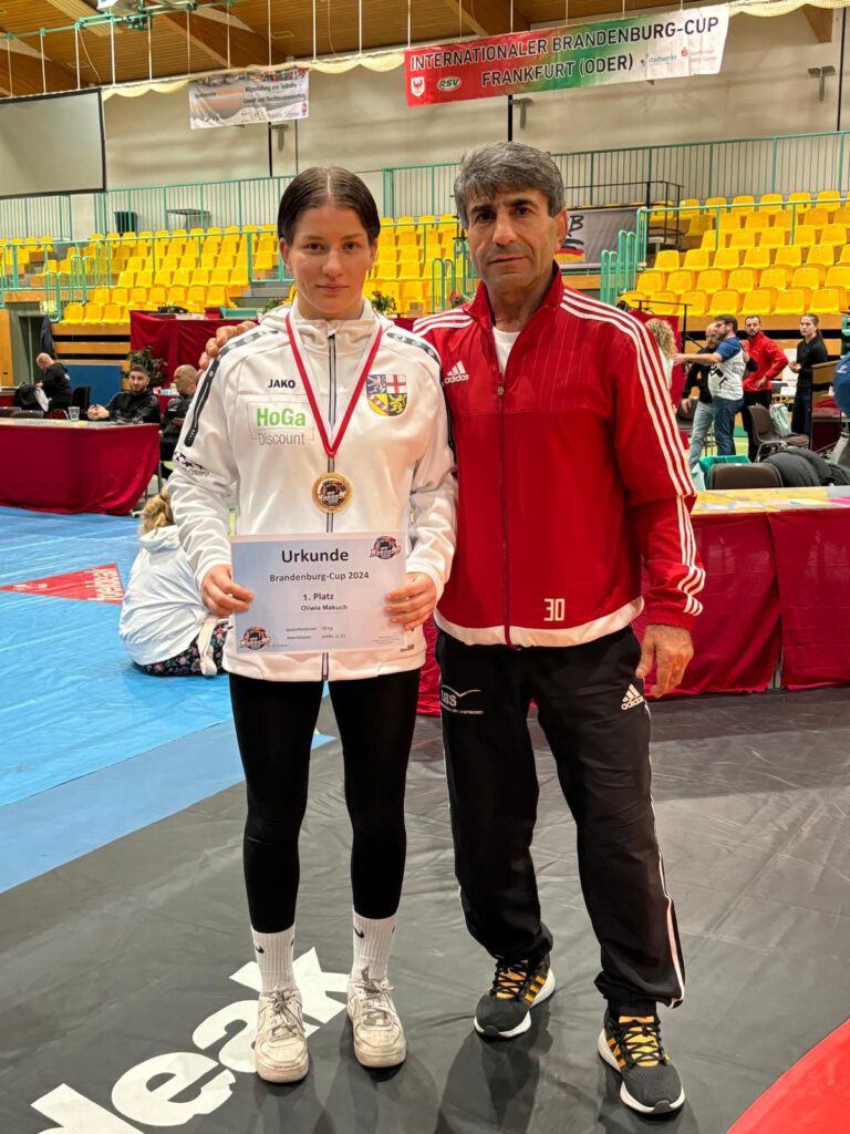 Gold für Oliwia Makuch mit Landestrainer Ramiz Karmadja