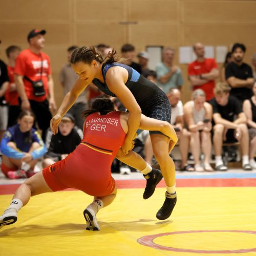 Eine Bühne für das Frauenringen: Viele Frauenduelle konnten die Zuschauer während des Saarlandpokals sehen, wie hier zwischen Franziska Blaumeiser und Emma Steuer
