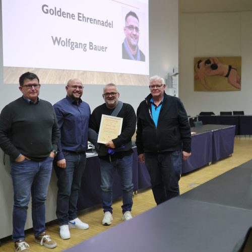 Wolfgang Bauer wurde mit der Goldenen Ehrennadel ausgezeichnet