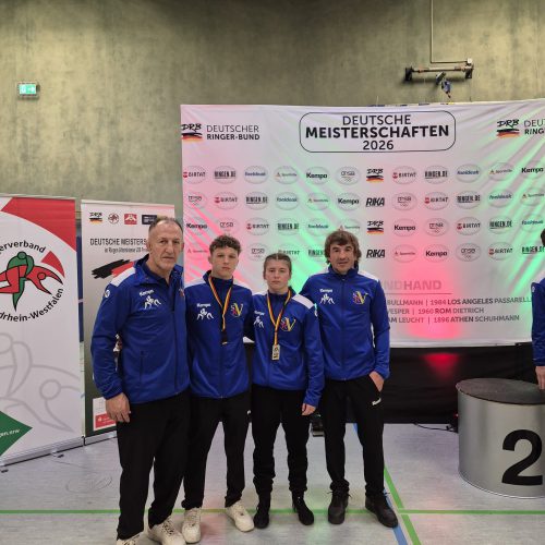 Die beiden Silbermedaillengewinner*innen mit den Trainern Nico Ghita und Andrej Shykka im Freistil