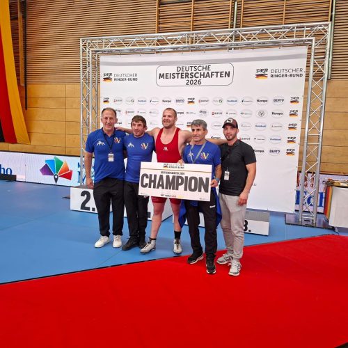 Champion Gennadij Cudinovic mit Trainern und Kumpel Nico Zarcone